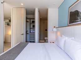 w Stylish 1BR in Chic