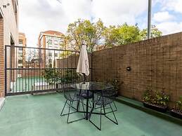 w Monochrome Loft With Terrace in Parque 93