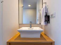 w Spectacular 2BR in Cabrera