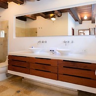 w Vibrant House 5BR w Pool n AC in Cartagena