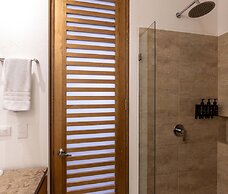 w Stunning 1BR in Chico