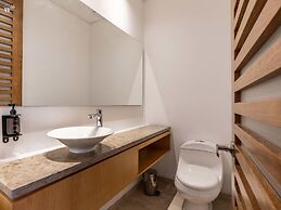 w Stunning 1BR in Chico