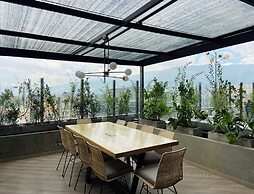 w Artistic Loft in Unique Building