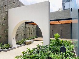 w Artistic Loft in Unique Building