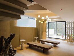 w Artistic Loft in Unique Building