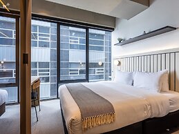 w Modern Loft in Unique Building