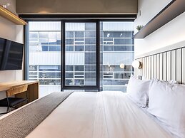 w Modern Loft in Unique Building