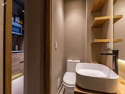 w Modern Loft in Unique Building