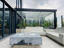 w Modern Loft in Unique Building