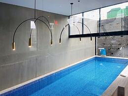 w Modern Loft in Unique Building