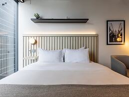 w Modern Loft in Unique Building