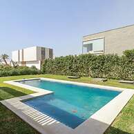 w Modern 4BR Villa With Private Pool in Paracas