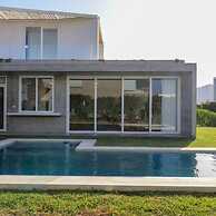 w Modern 4BR Villa With Private Pool in Paracas