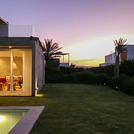 w Modern 4BR Villa With Private Pool in Paracas