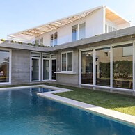 w Modern 4BR Villa With Private Pool in Paracas