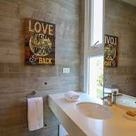 w Modern 4BR Villa With Private Pool in Paracas