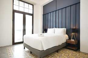 w Spectacular 1BR in Casco Viejo