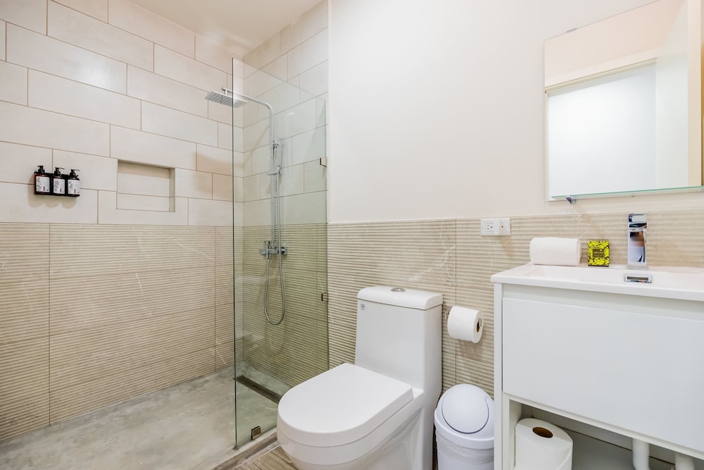 w Exceptional 1BR With Balcony in Casco View
