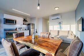 w Exceptional 1BR With Balcony in Casco View