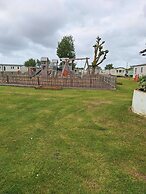 Caravan - Sleeps 8 - Decking - Pets Ok - Parking