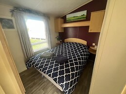 Delightful 3 Bedroom Caravan With Decking Heacham