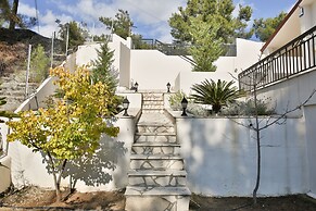 Nestor Hillside House