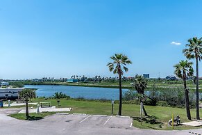 A Beachside Retreat 2 bed 2 Bath w Washer and Dryer