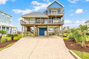 Backyard Oasis Hot Tub and 2 Shaded Decks