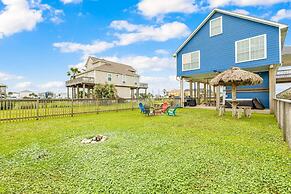 Backyard Oasis Hot Tub and 2 Shaded Decks