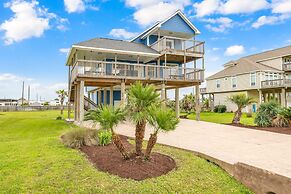 Backyard Oasis Hot Tub and 2 Shaded Decks