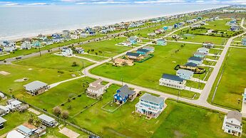 Backyard Oasis Hot Tub and 2 Shaded Decks