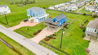 Backyard Oasis Hot Tub and 2 Shaded Decks