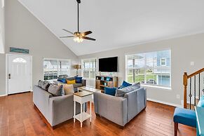 Backyard Oasis Hot Tub and 2 Shaded Decks