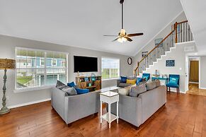 Backyard Oasis Hot Tub and 2 Shaded Decks