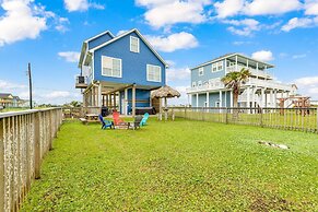Backyard Oasis Hot Tub and 2 Shaded Decks