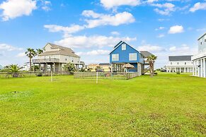 Backyard Oasis Hot Tub and 2 Shaded Decks