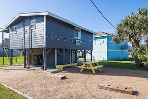 Cute Beach Bungalow Walk to the Beach