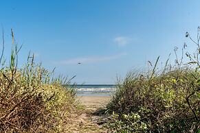 Cute Beach Bungalow Walk to the Beach