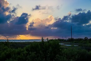Great bay Views and a Pool in Isla Del Sol