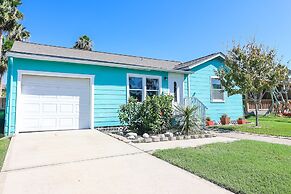 One-of-a-kind Home Near Moody Gardens and Bayou - Cute Cozy as can be