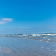 Great Location Spacious Yard Coffee bar