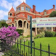 Restored Historic Loft - 3 Mins to the Beach