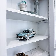 Vibrant Bungalow 2 Minutes to the Beach