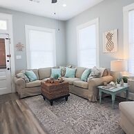 Vibrant Bungalow 2 Minutes to the Beach