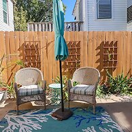 Vibrant Bungalow 2 Minutes to the Beach