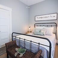 Vibrant Bungalow 2 Minutes to the Beach