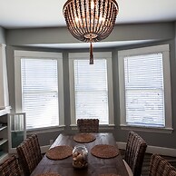 Vibrant Bungalow 2 Minutes to the Beach