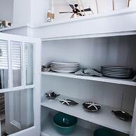 Vibrant Bungalow 2 Minutes to the Beach