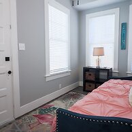 Vibrant Bungalow 2 Minutes to the Beach