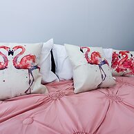 Vibrant Bungalow 2 Minutes to the Beach